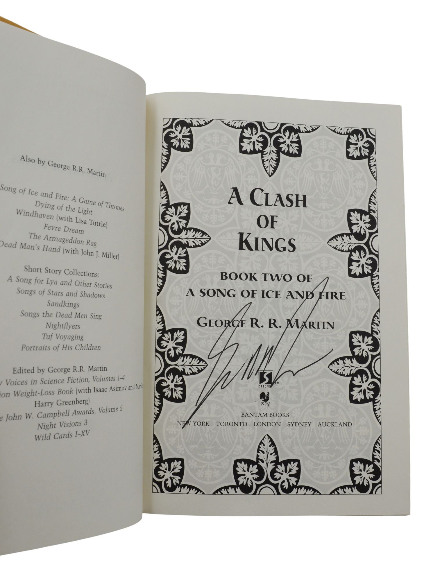 A Clash of Kings: The Illustrated Edition by George R. R. Martin:  9781984821157 | : Books